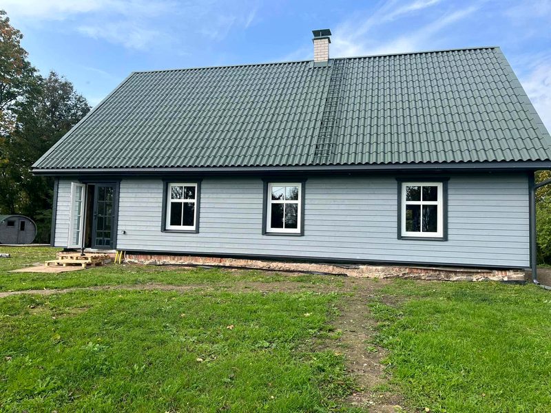 Gotika eterniitkatus ja renoveeritud fassaad