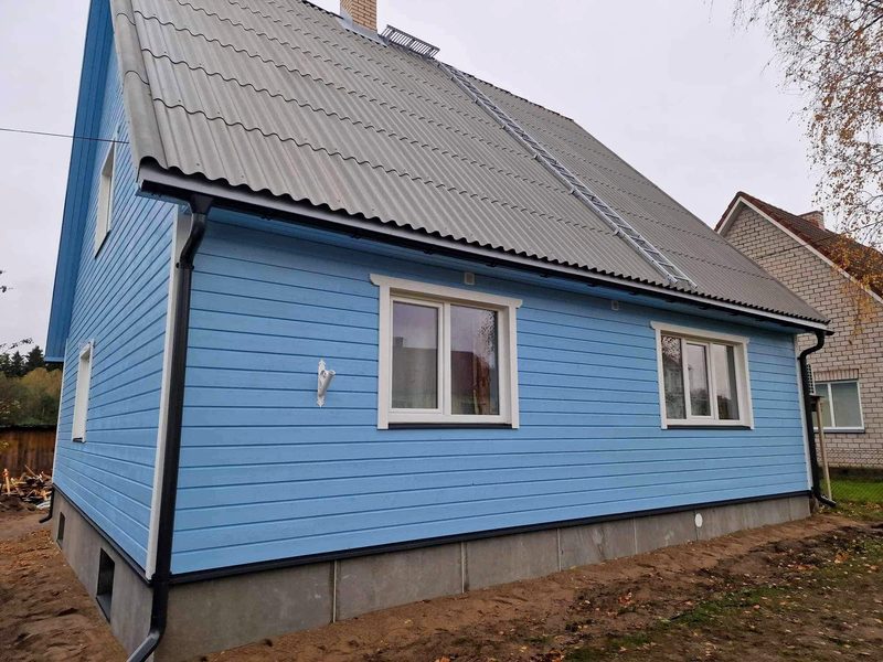 Klasika eterniitkatus ja sinine puitfassaad
